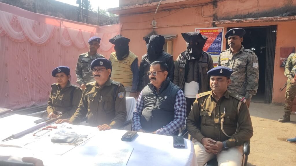 धनबाद पुलिस को मिली बड़ी सफलता…देवघर ,गिरिडीह और जामताड़ा का कुख्यात डकैत गिरोह का उद्भेदन..03 अपराधी गिरफ़्तार ..01देशी कट्टा,02 जिंदा गोली ,02मोबाइल और 01 स्कॉर्पियो जब्त…