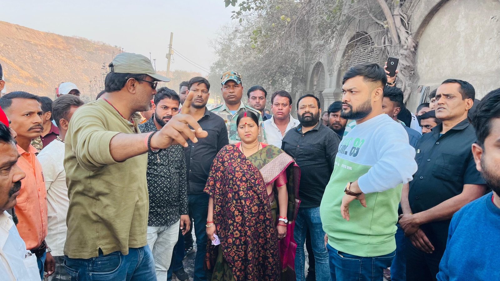 गोपालीचक में आउटसोर्सिंग कंपनी द्वारा स्थानीय लोगों के आशियाना उजाड़ने के मुद्दे को लेकर झरिया MLA सह जमसं नेत्री रागिनी ने खोला मोर्चा…कहा ग्रामीणों को झूठे केस में फंसाने का विरोध करूंगी…