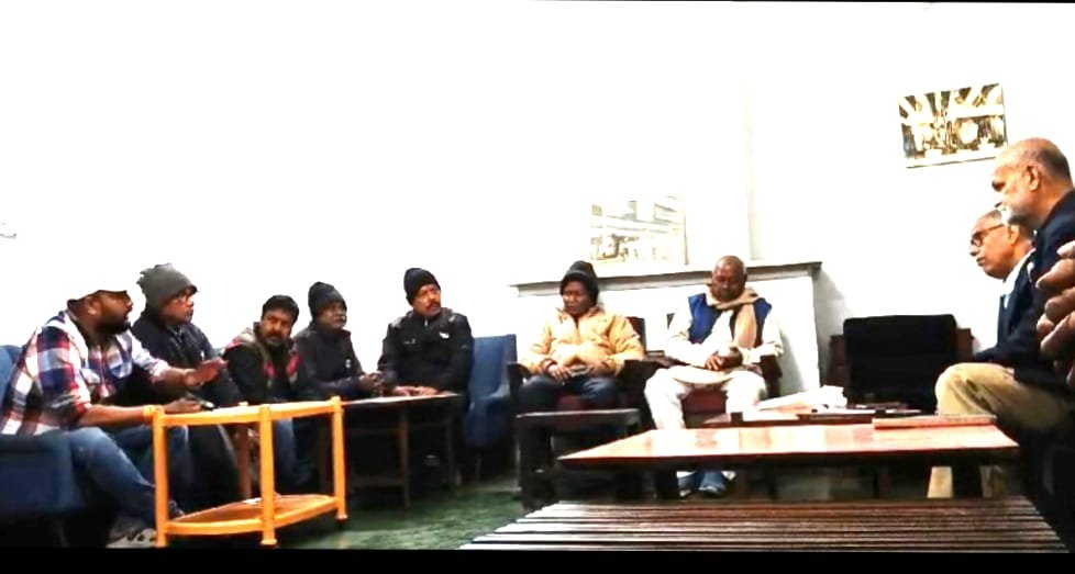 सिंदरी डोमगढ बचाओ मोर्चा अपनी मांगों को लेकर एफ सी आई एल के ओ एस डी सुरेन्द्र सिंह शेखावत से मुलाकात किया…