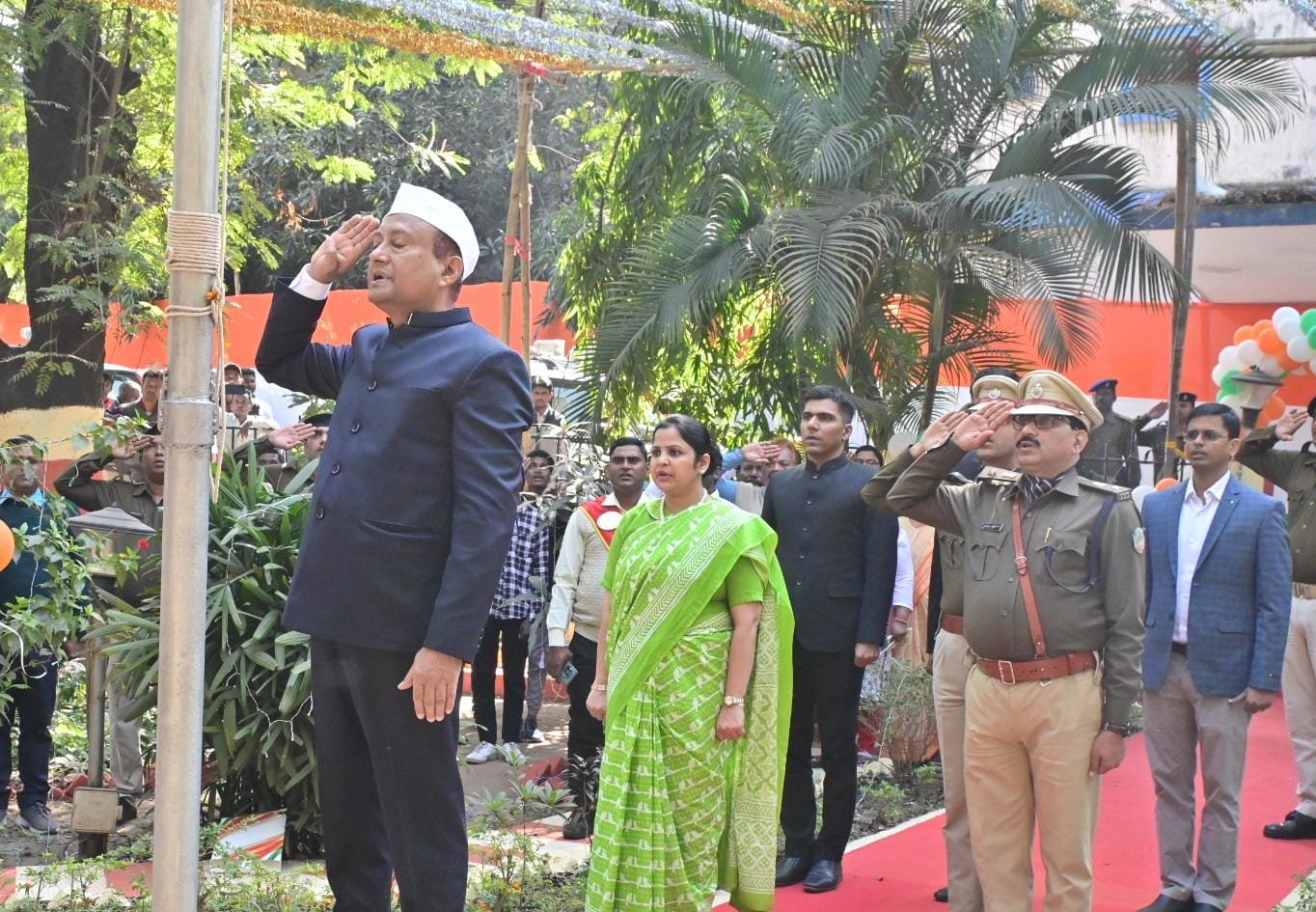 उपायुक्त ने किया कलेक्ट्रेट व आवासीय परिसर में झंडोत्तोलन…
