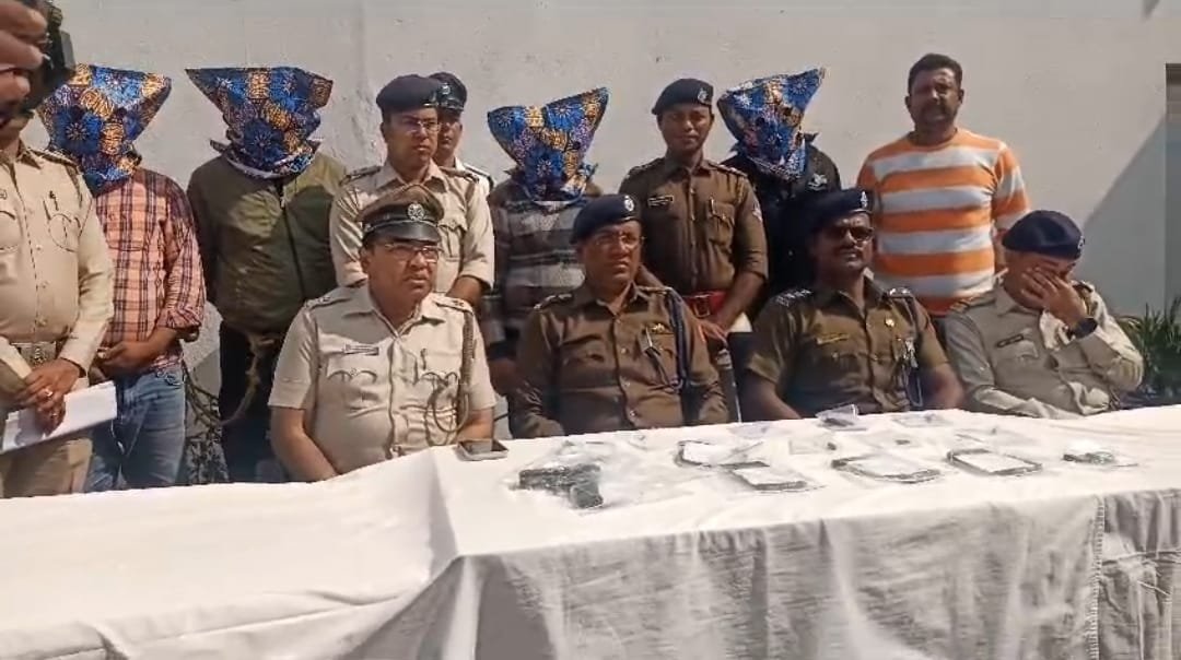 हथियारों से लैस डकैती करने फर्नीचर वेवसाई के घर पहुँचे चार डकैत गिरफ्तार…