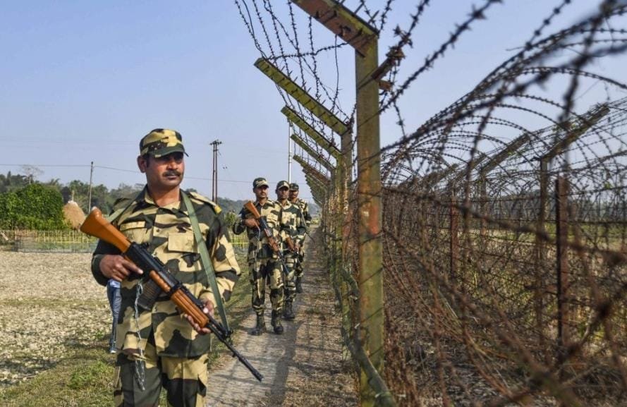 बांग्लादेश सीमा पर BSF का ऑपरेशन अलर्ट, अत्याधुनिक हथियारों के साथ सरहद पर डटे जवान…