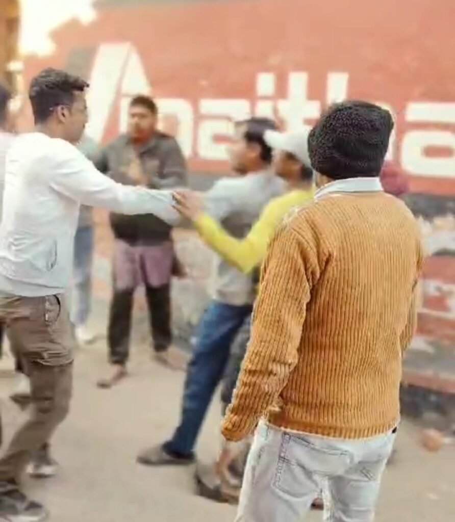 बंगाल मे नही थम रही तृणमूल की गुटबाजी तृणमूल के पूर्व पार्षद ने तृणमूल के वार्ड अध्यक्ष को पीटा, विडिओ वायरल…