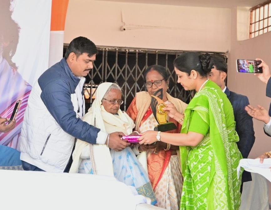 स्वतंत्रता सेनानी के परिजन को किया सम्मानित…