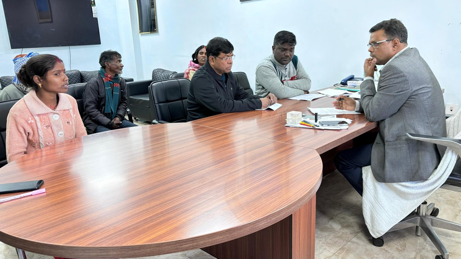 अपर समाहर्ता ने सुनी लोगों की शिकायतें…