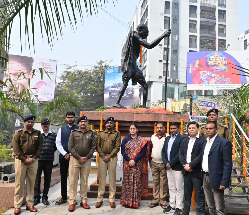 उपायुक्त, एसएसपी ने दी राष्ट्रपिता को श्रद्धांजलि..2 मिनट का मौन धारण कर दी शहीदों को श्रद्धांजलि…