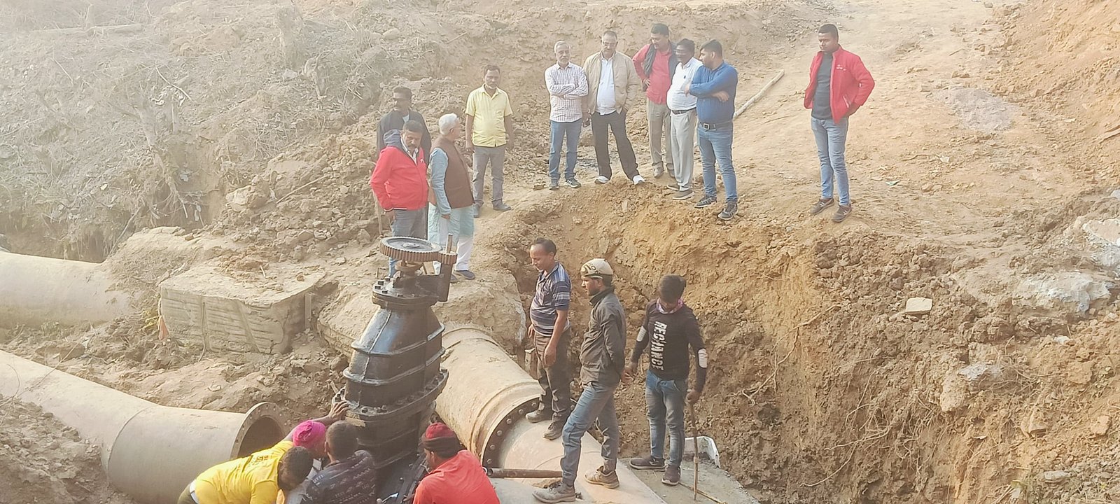 चार दिनों से बंद पीट वाटर पाईप का पूरा हुआ मरम्मती कार्य…