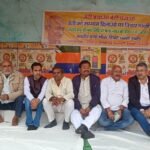 कार्मेल स्कूल पीड़ित अभिभावक गण ने.. रणधीर वर्मा चौक स्तिथ धरना स्थल पर विचार गोष्ठी आयोजित की…