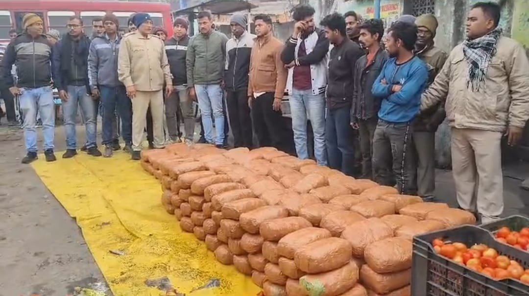 टमाटर से भरी पिकअप वैन मे हो रही थी गांजे की तस्करी पुलिस ने दो क्यूंटल गांजे के साथ पाँच को दबोचा…