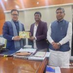 धनबाद सांसद ढुलू महतो ने केंद्रीय मंत्री  किरण रिजिजू को चिटाही धाम महायज्ञ में शामिल होने का आमंत्रण दिया…