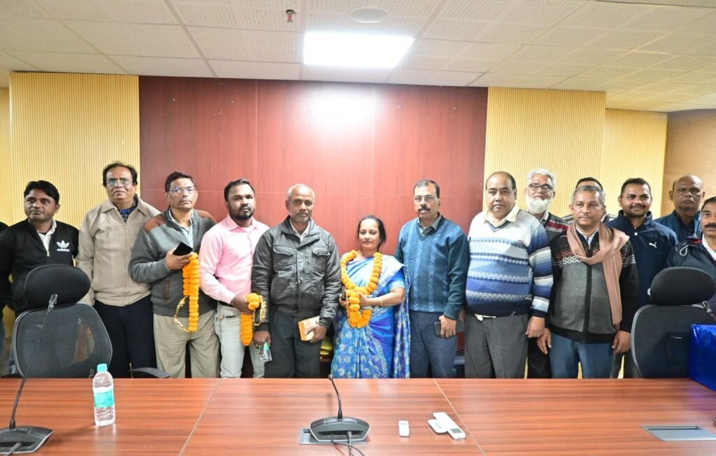 स्वस्थ रहने की कामना के साथ सामान्य शाखा की कार्यालय अधीक्षक को दी विदाई…