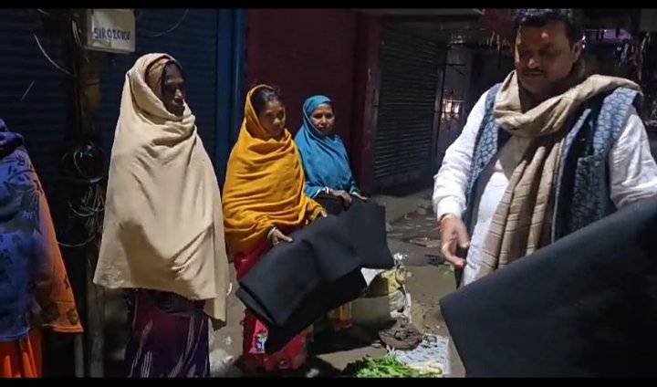 समाजसेवी उदय प्रताप सिंह ने देर रात पुराना बाजार में मौजूद महिला सब्जी विक्रेताओं को कंबल वितरित किया…
