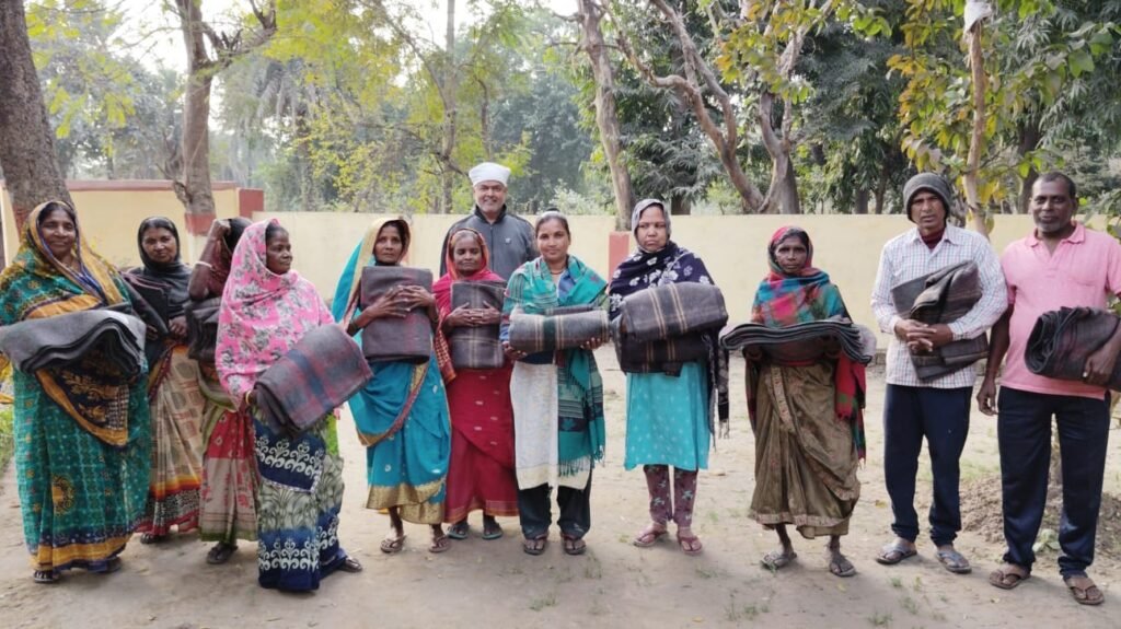 सिंदरी में गरीबो के बीच किया गया कंबल का वितरण…