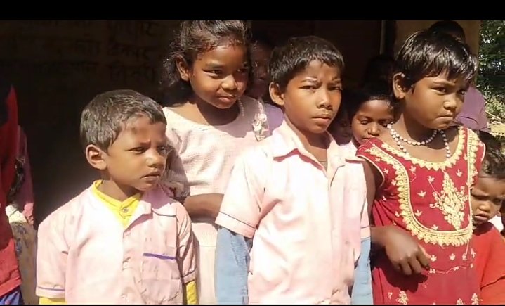 सरकारी शिक्षक का कारनामा स्कूल में घंटो इंतजार करते रहे बच्चे नही पहुंचे शिक्षक और ना ही झंडा फहराया गया…