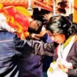 इंग्लैंड और मलयेशिया से आई बेटियों ने किया पिता का अंतिम संस्कार, अर्थी को कंधा भी दिया….