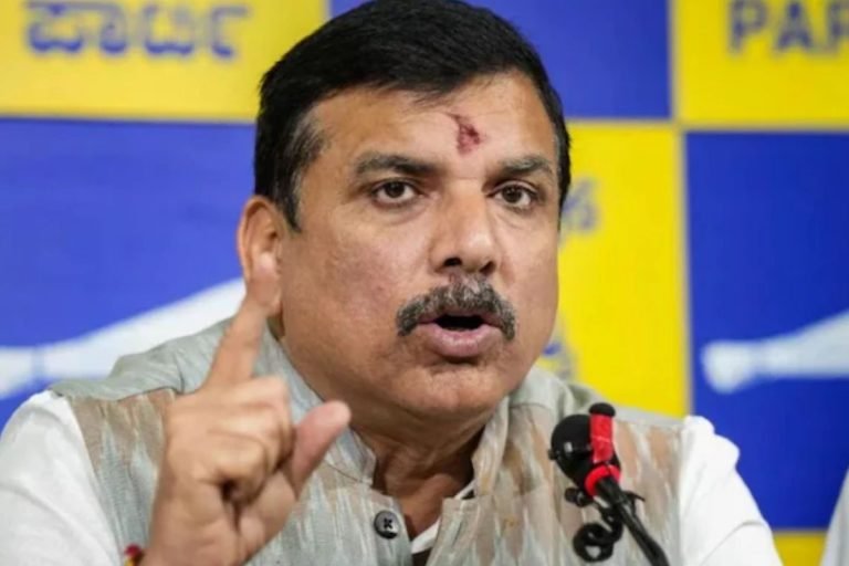 दिल्ली मुख्यमंत्री आवास के बाहर धरने पर बैठे संजय सिंह और सौरभ भारद्वाज….