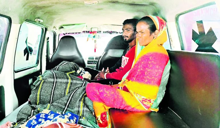 एंबुलेंस से रिम्स जा रही महिला ने रास्ते में बच्चे को दिया जन्म…