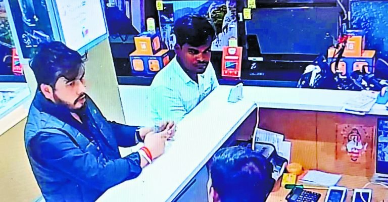 एटीएम कार्ड बदलकर 44 हजार रुपये की टीवी खरीदी…