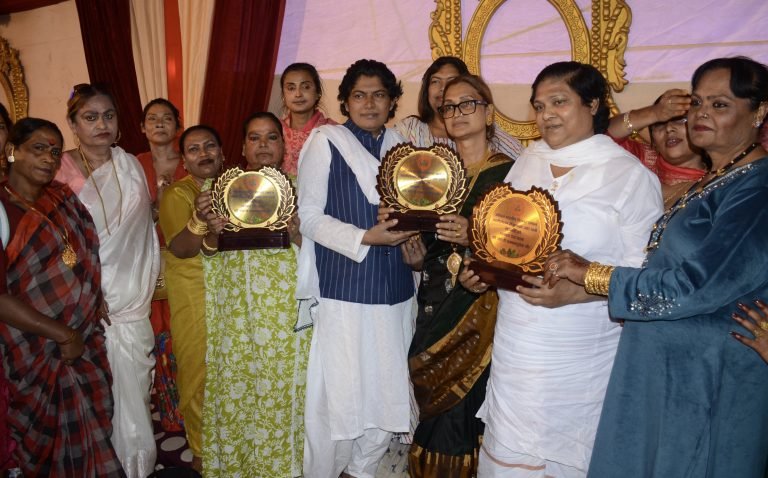 Dhanbad News:अनमोल यादें और कोयलांचलवासियों का प्यार लेकर विदा हुए किन्नर….