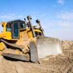 अंदर सो रहा था करीब 15 परिवार..बहार बुलडोजर लगा के लगे तोड़ने बंगला…