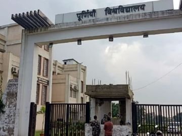 पूर्णिया यूनिवर्सिटी… सुबह सेकेंड डिवीजन की मार्कशीट दी, शाम में फर्स्ट क्लास की दे दी….