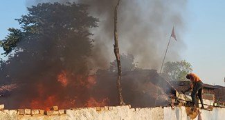 JHARKHAND NEWS : बाघमारा में पेपर पत्तल बनाने वाली कंपनी में लगी भीषण आग, लाखों का हुआ नुकसान…