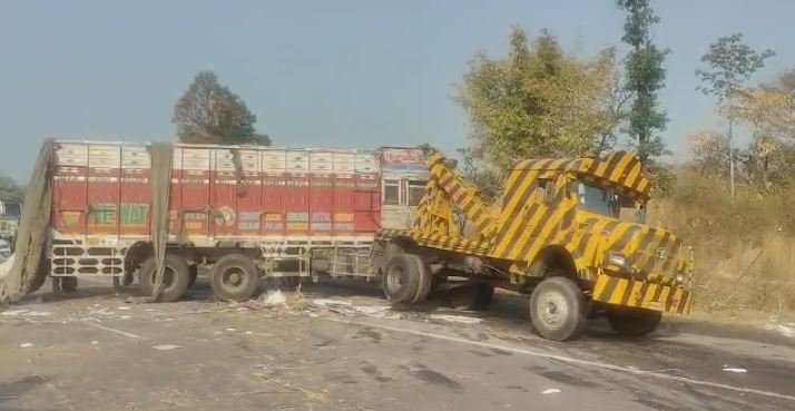 तैमारा घाटी में भीषण सड़क हादसा, सेब से लदा ट्रक पलटा, मदद कर रहे युवक को टूरिस्ट बस ने कुचला, मौके पर ही मौत…