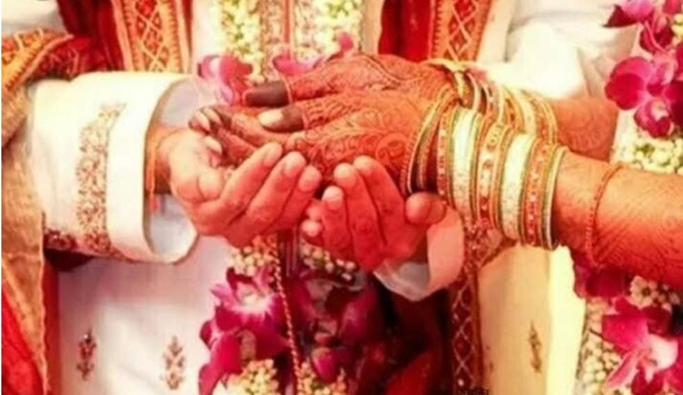 अइसन शादी नहीं देखे होंगे : दूल्हा 4 बच्चों का पिता, दुल्हन तीन बच्चों की मां, चुपके-चुपके नैना हो गए चार, फिर…