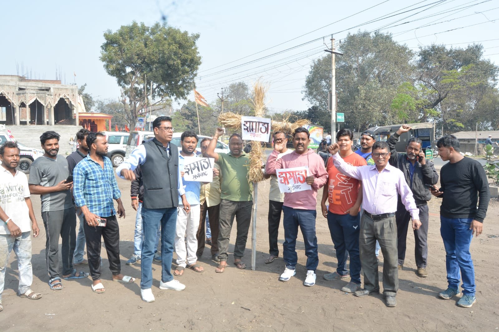 पानी को तरसती जनता उतरी सड़क पर, फूंका झमाडा का पुतला…