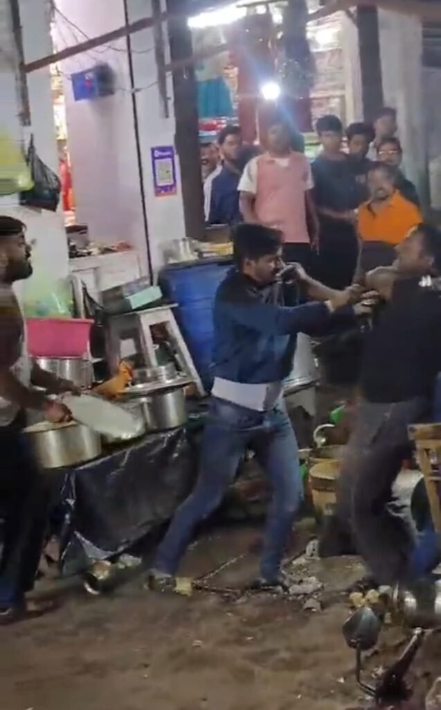 झरिया के प्रसिद्ध रामेश्वर चाट दुकान मे हुई जमकर मारपीट…