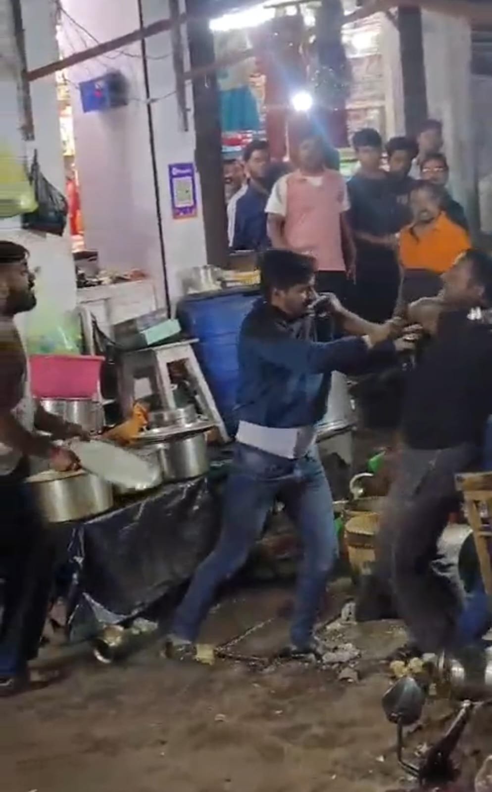 झरिया के प्रसिद्ध रामेश्वर चाट दुकान मे हुई जमकर मारपीट…