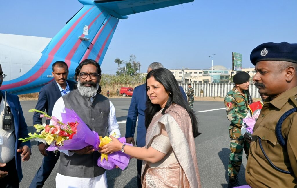 मुख्यमंत्री के धनबाद आगमन पर उपायुक्त ने हवाईअड्डा पर पुष्पगुच्छ देकर किया स्वागत…