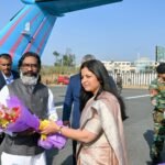 मुख्यमंत्री के धनबाद आगमन पर उपायुक्त ने हवाईअड्डा पर पुष्पगुच्छ देकर किया स्वागत…