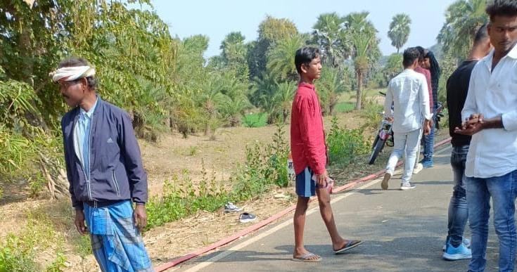 महेशपुर पीरपहाड़ सड़क पर वैन और बाइक के बीच सीधी टक्कर में 03 युवक की हुई मौत…