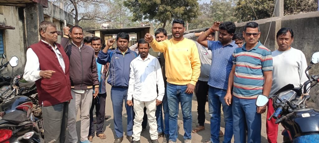 पीट वॉटर की समस्या को लेकर ग्रामीणों ने किया प्रदर्शन…