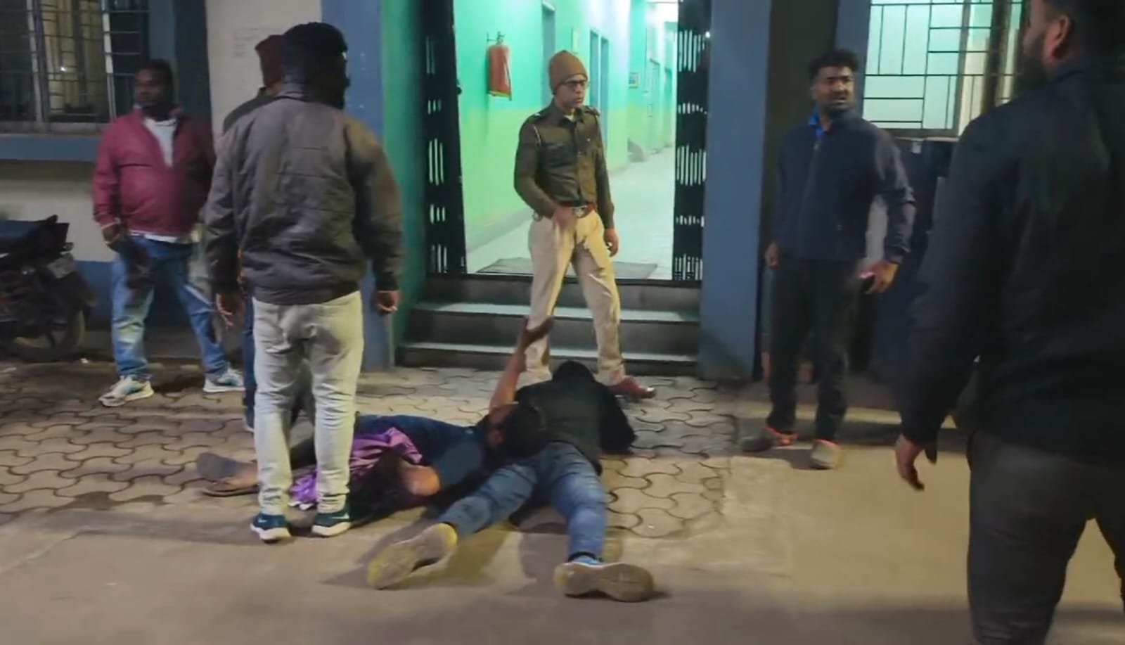 तृणमूल के दो गुटों मे चाकू बाजी चार घायल, सरस्वती पूजा के दौरान प्राइज देने को लेकर आपस मे भीड़ गए थे तृणमूल के दो गुट…