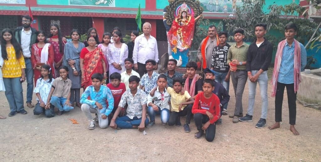 विद्यालय के बच्चों ने मां शारदे को नम आंखों से दी विदाई…