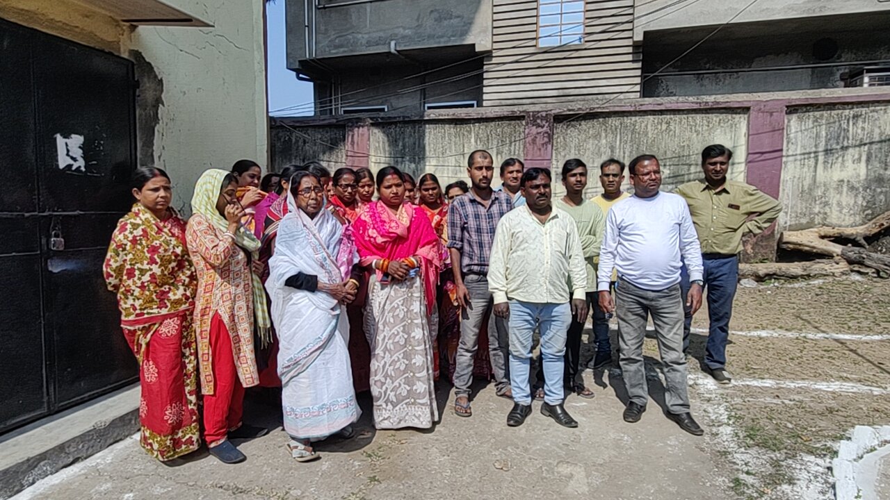 पानी की समस्या को लेकर गोपीनाथपुर पंचायत के ग्रामीणों ने पीएचडी कार्यालय के समक्ष्य किया प्रदर्शन…