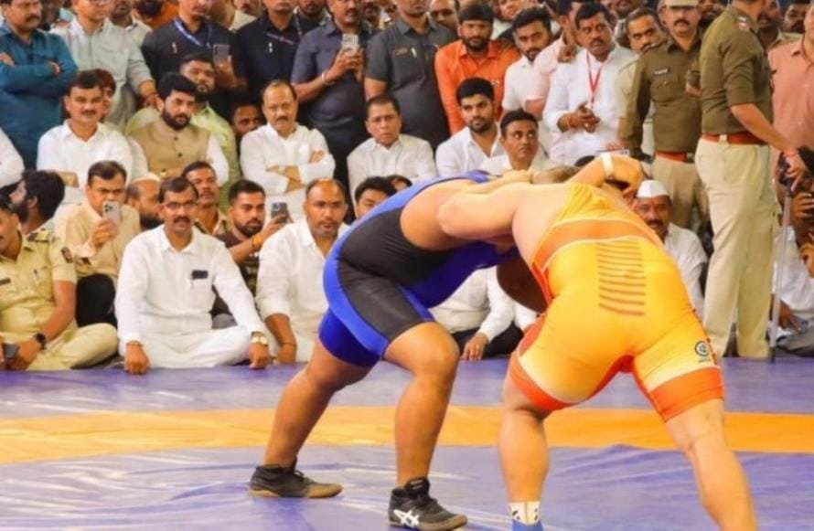अजीत पवार के सामने कुश्ती में महाबवाल, हारने वाले पहलवान ने रेफरी के सीने पर मारी लात…