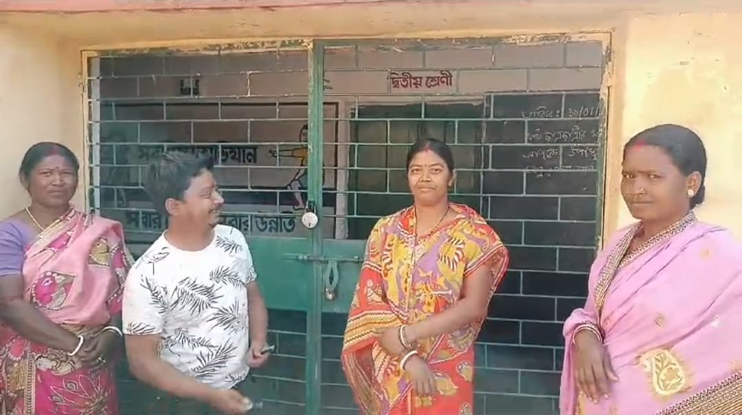 बंगाल के इस प्राइमरी स्कुल मे अभिभावकों का हंगामा, जड़ा मेन गेट पर ताला…