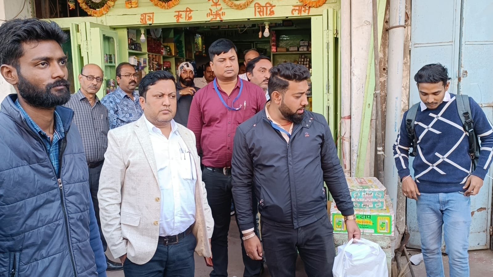 खाद्य सुरक्षा अधिकारी राज कुमार के नेतृत्व मे चार सदस्यीय टीम ने झरिया बाजार समेत आसपास के क्षेत्रों मे किया छापेमारी…