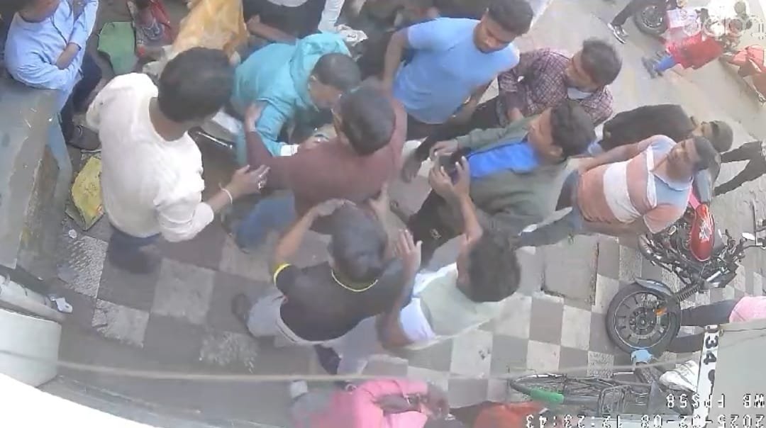 तृणमूल पार्षद के भाई की गुंडागर्दी राशन डीलर के साथ मारपीट करने का विडिओ वायरल…