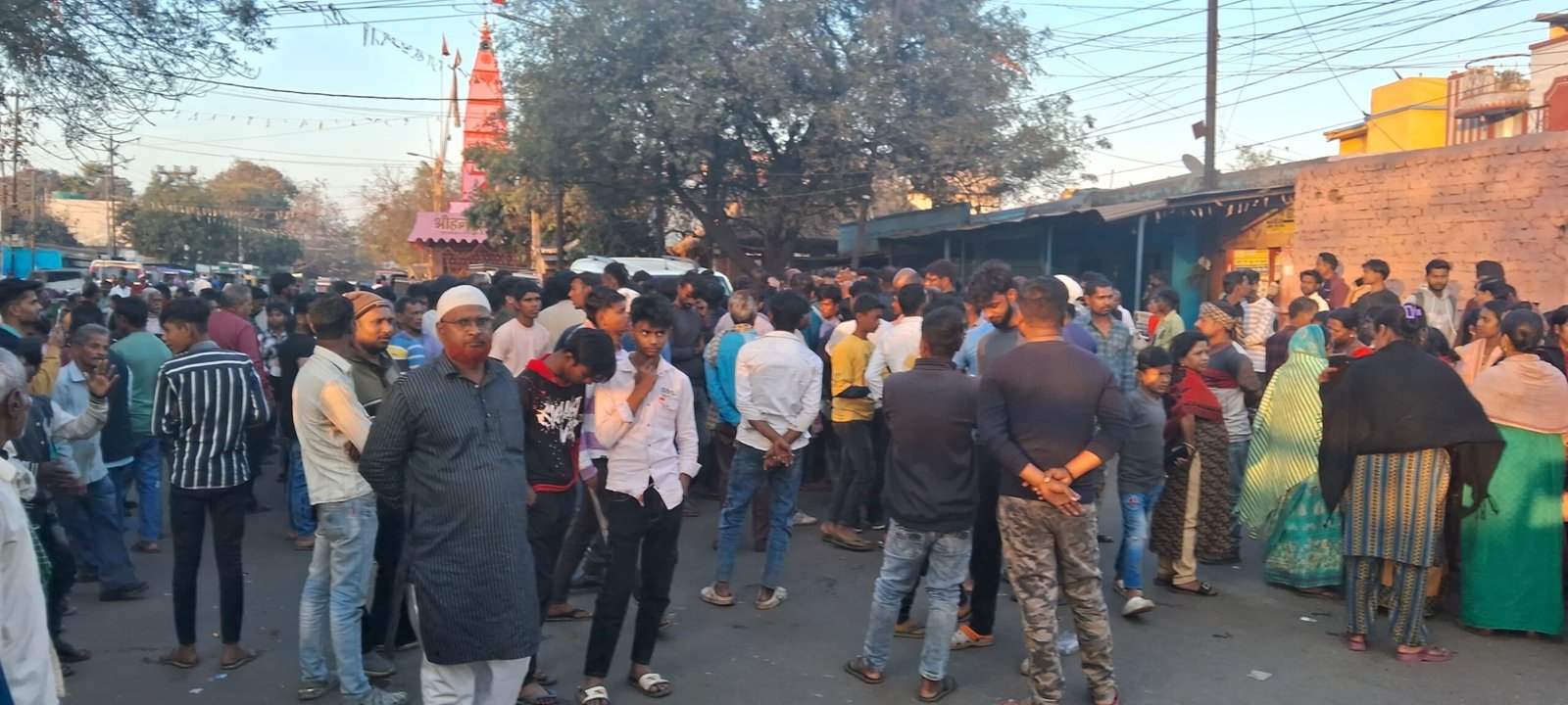 सड़क दुर्घटना मे युवक की मौत पर घंटों सड़क जाम,लोगो मे आक्रोश…