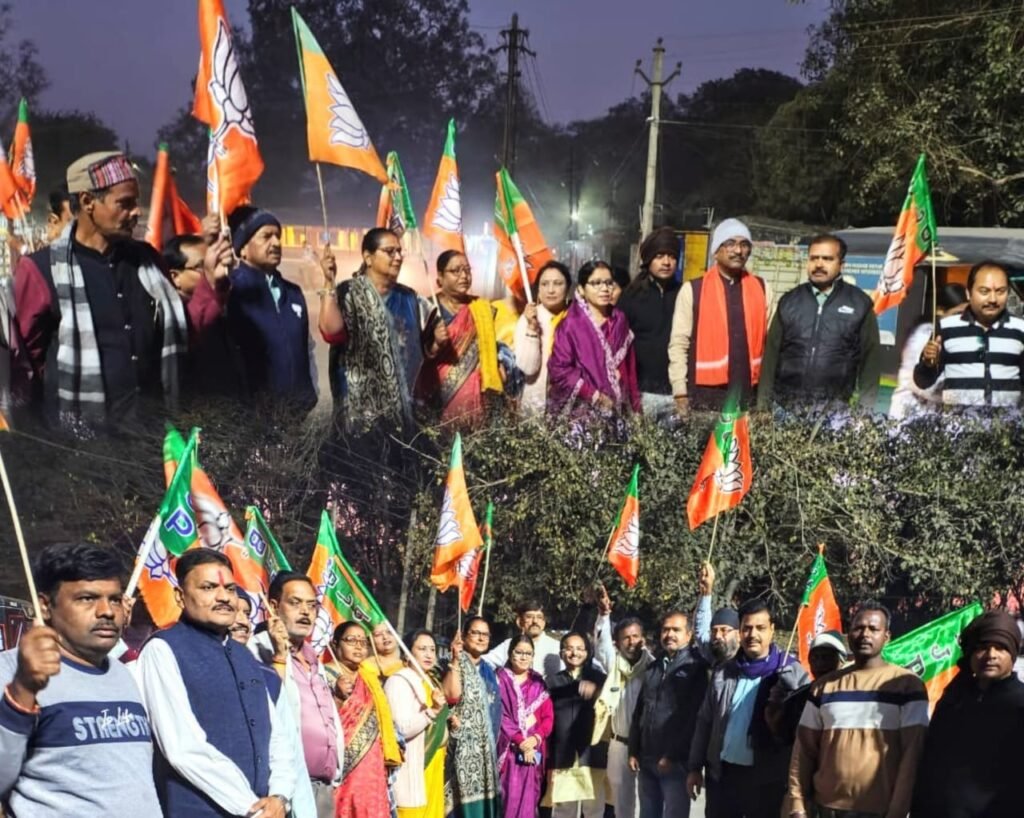 दिल्ली प्रदेश में भाजपा को प्रचंड जनादेश मिलने पर सिंदरी में भाजपाइयों ने खुशी में जुलूस निकाल कर आतिशबाजी कर मिठाई बांटकर एक दूसरे को मिठाई खिलाया…