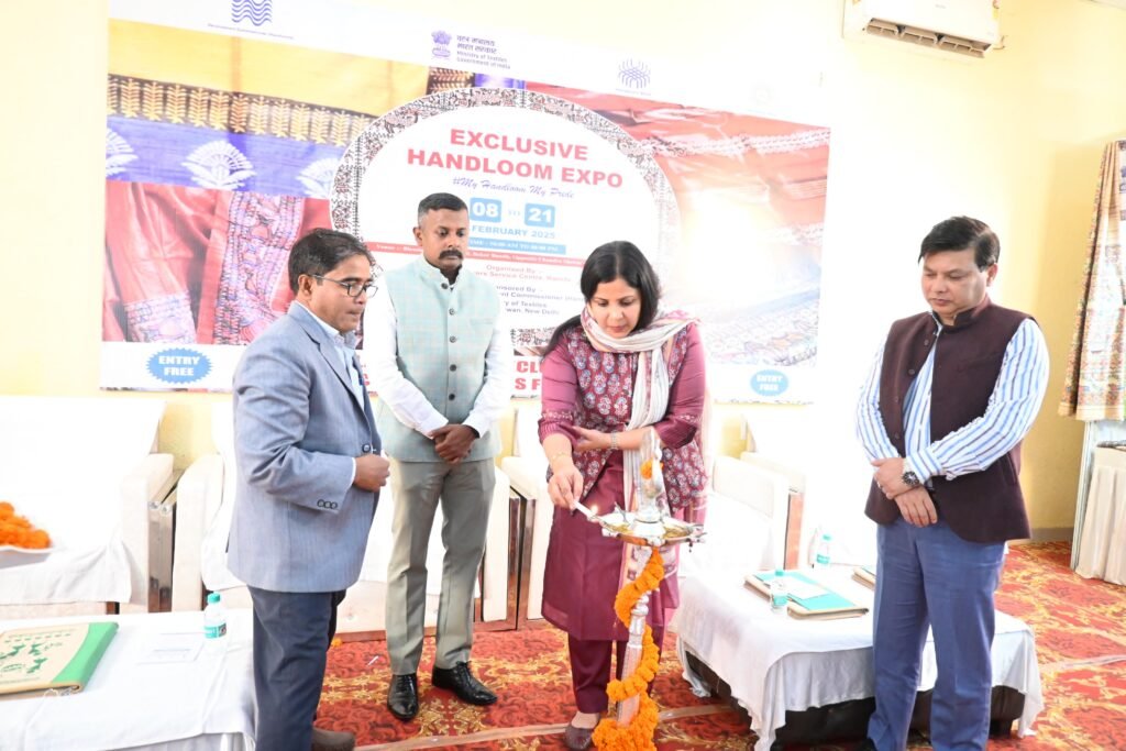 बुनकरों को अपनी कला और शिल्प प्रदर्शित करने का बेहतरीन प्लेटफार्म है हैंडलूम एक्सपो: उपायुक्त…