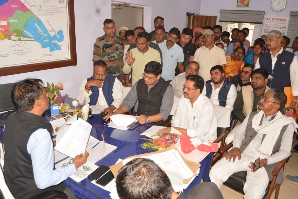 रजवार वस्ती व कर्मा टांड स्थित रह रहे लोगों की समस्याओं को लेकर जमसं(बच्चा गुट) के महामंत्री अभिषेक सिंह ने बस्ताकोला महाप्रबंधक से किया वार्ता…