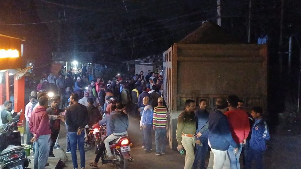 स्कूटी बाईक और कार को रोंदते हुए कोयला से लदी वाहन अनियंत्रित होकर भूंजा दुकान मे घुसी…