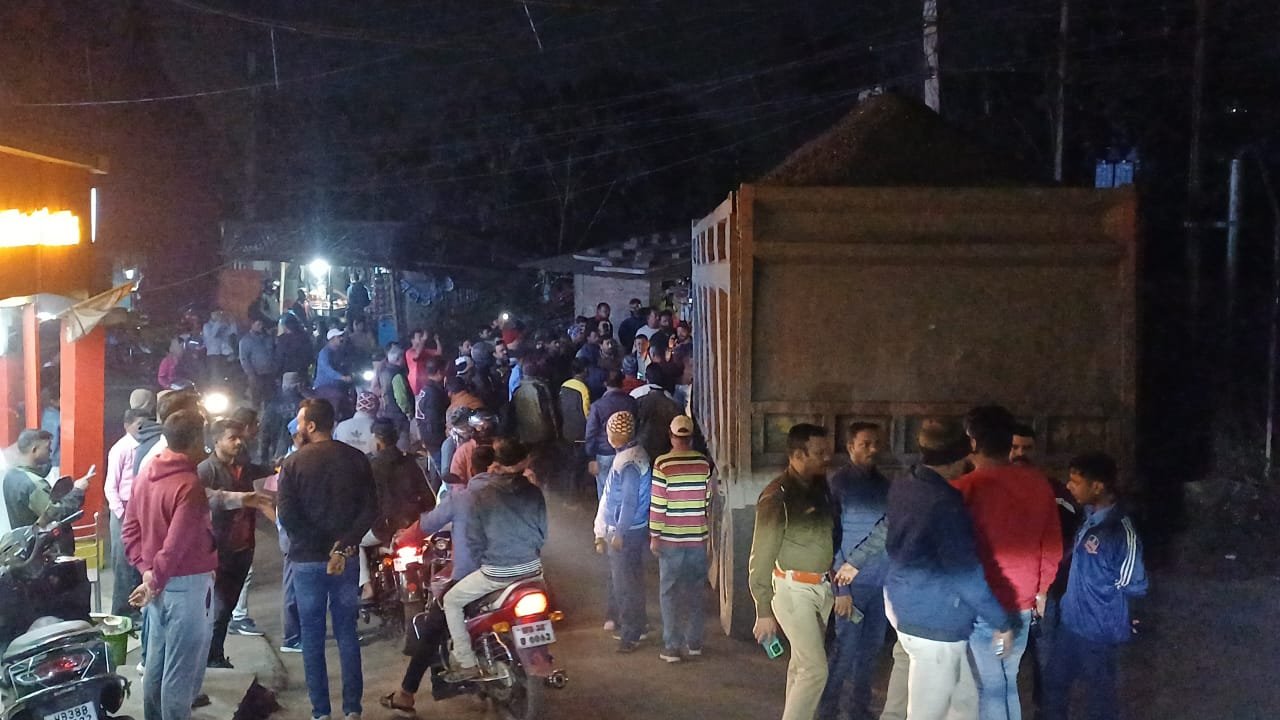 स्कूटी बाईक और कार को रोंदते हुए कोयला से लदी वाहन अनियंत्रित होकर भूंजा दुकान मे घुसी…