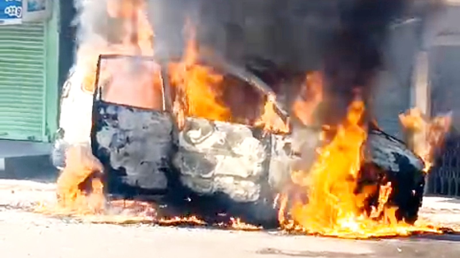 देखते ही देखते धू धू कर जल गई कार, मची अफरातफरी…