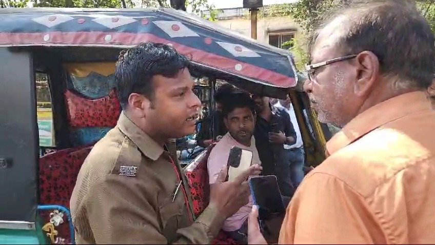 सवारी बैठाने उतारने के दौरान भिड़े ऑटो चालक और सिपाही…